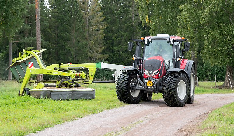 Elev med traktor på åker